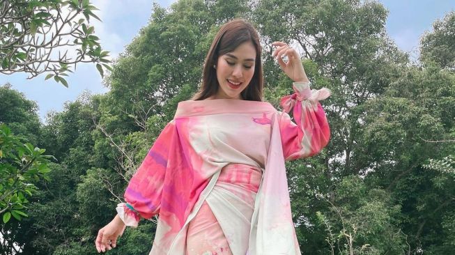 Liburan ke Paris Bareng Keluarga, OOTD Serba Putih Syahnaz Disanjung Bak ABG