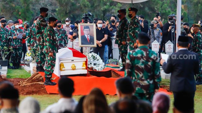 Prosesi pemakaman Menteri Pendayagunaan Aparatur Negara dan Reformasi Birokrasi (Menpan RB) Tjahjo Kumolo di Taman Makam Pahlawan, Kalibata, Jakarta Selatan, Jumat (1/7/2022). [Suara.com/Alfian Winanto]