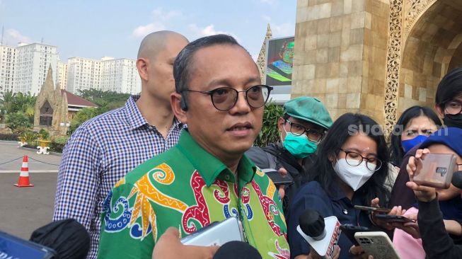 Polisitis PDIP Deddy Sitorus saat ditemui awak media di Taman Makam Pahlawan, Kalibata Jakarta Selatan, Jumat (1/7/2022) (Faqih Fathurrahman)