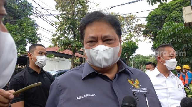 Menteri Airlangga saat melayat ke rumah duka Menpan RB Tjahjo Kumolo di Widya Chandra, Jakarta Selatan. (Suara.com/M Yasir)