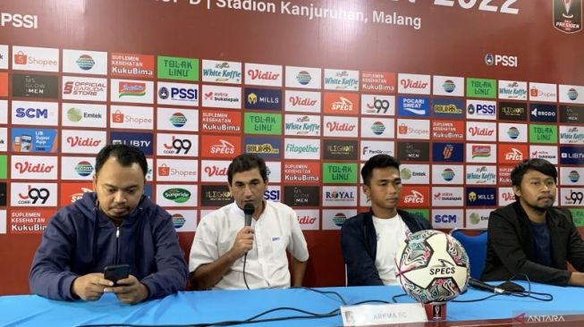 Pelatih Arema FC Eduardo Almeida (kedua kiri) pada saat melakukan jumpa pers di Kota Malang, Jawa Timur, Jumat (1/7/2022). (ANTARA/Vicki Febrianto)