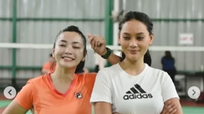 Momen Hesti Purwadinata dan Erika Carlina Latihan Bulu Tangkis. (Instagram/eri.carl)