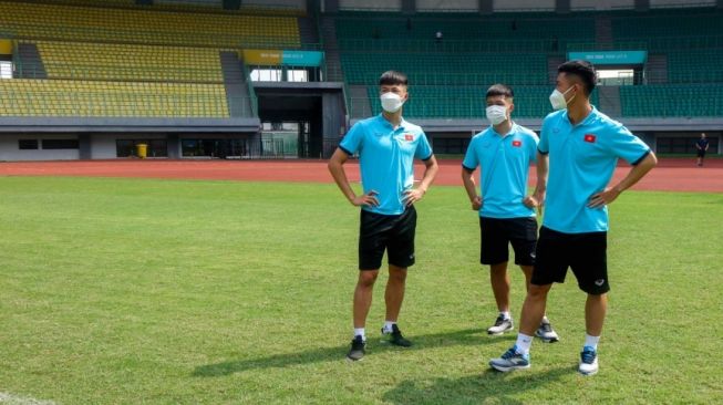 Para pemain timnas Vietnam U-19 menjalani tur lapangan di Stadion Patriot Candrabhaga, Bekasi, Kamis (30/6/2022) jelang menghadapi timnas Indonesia U-19 pada matchday pertama Grup A Piala AFF U-19 2022 pada Sabtu (2/7/2022). [VFF/The Thao 247]