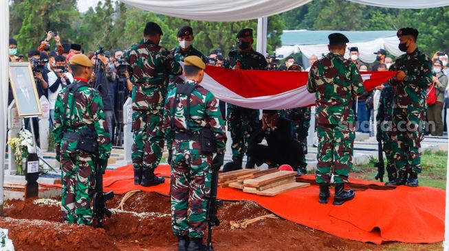 Prosesi pemakaman Menteri Pendayagunaan Aparatur Negara dan Reformasi Birokrasi (Menpan RB) Tjahjo Kumolo di Taman Makam Pahlawan, Kalibata, Jakarta Selatan, Jumat (1/7/2022). [Suara.com/Alfian Winanto]