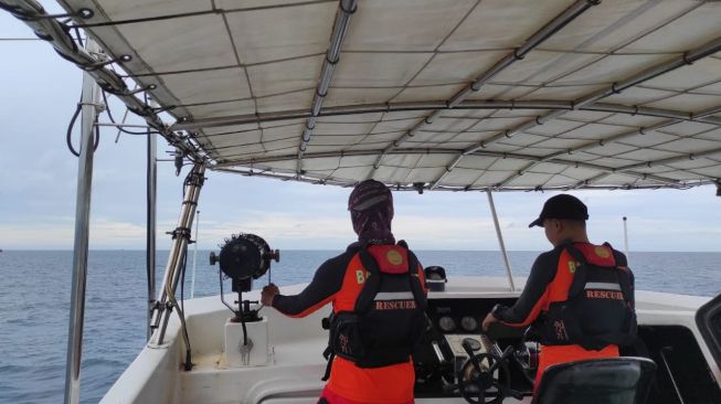 Kapal Jaring Ikan Terbalik di Pulau Mapur Bintan, 1 Kru Hilang