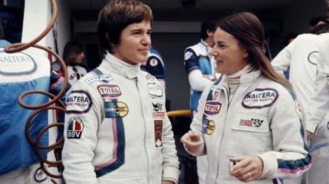 Driver Formula 1 (F1) dari Italia, Lella Lombardi (kiri) dan pembalap Belgia Christine Beckers (kanan) saat berlaga di balap ketahanan Grand Prix of Endurance ke-45 di Le Mans pada Juni 1977 [AFP].AFP