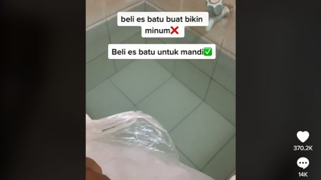 Viral Wanita Asal Bandung Mandi Pakai Es Batu Gegara Tak Kuat Cuaca Panas di Mojokerto