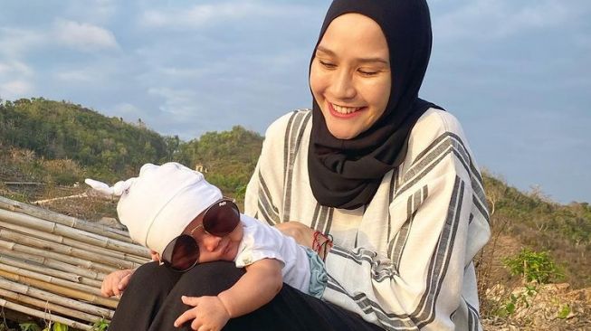  Potret Bayi Artis Berjemur (Instagram/@zaskiadyamecca)