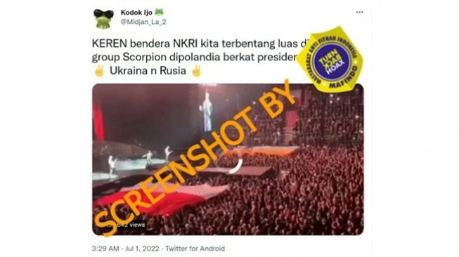 Tangkapan layar akun Twitter yang menyebarkan narasi bendera Indonesia dibentangkan di konser musik band Scorpion di Polandia usai Presiden Joko Widodo mengunjungi Ukraina dan Rusia. (Turnbackhoax.id)