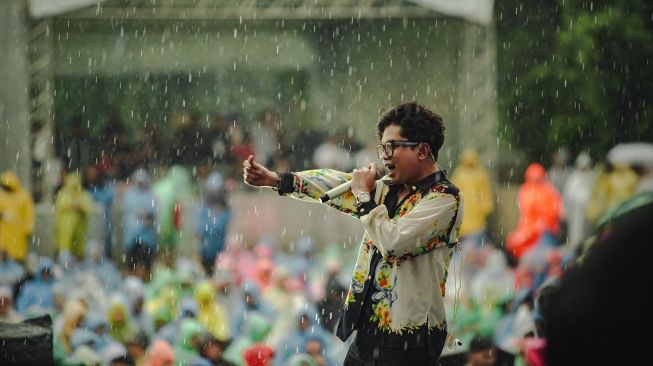 Manggung bareng Raisa dan RAN di Kebun Raya Bogor, Juicy Luicy Sukses Bikin Baper