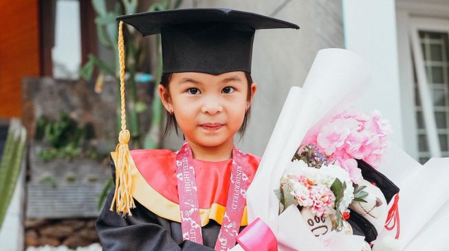 Potret Anak Artis Lulus TK di Tahun 2022. (Instagram/@chelseaoliviaa)