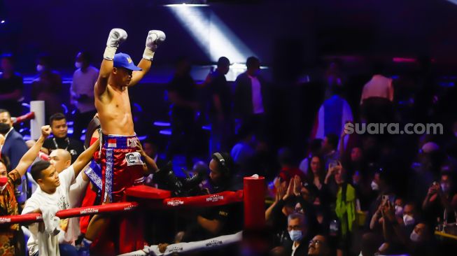 Selebrasi Petinju Indonesia Daud Yordan usai berhasil mengalahkan petinju Thailand Panya Uthok dalam laga mempertahankan gelar juara kelas ringan super World Boxing Council atau WBC Asian Boxing Council Silver di Balai Sarbini, Jakarta Pusat, Jumat (1/7/2022). [Suara.com/Alfian Winanto]