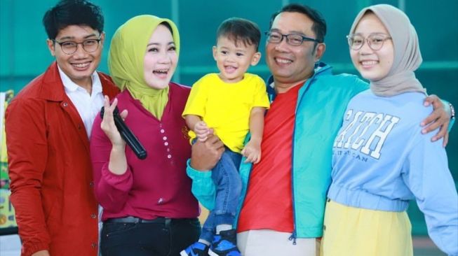 Ridwan Kamil bersama istri, Atalia Praratya dan tiga anaknya: Eril, Camillia, dan Arkana. [Instagram]