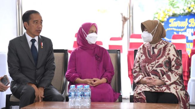 Pulang dari Abu Dhabi, Jokowi dan Iriana Takziah ke Rumah Duka Tjahjo Kumolo