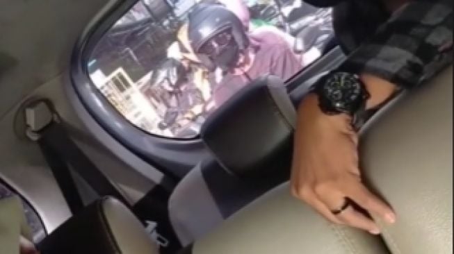 viral prank mobil goyang, reaksi pengendara di belakangnya jadi sorotan. [fd_galleria / TikTok]
