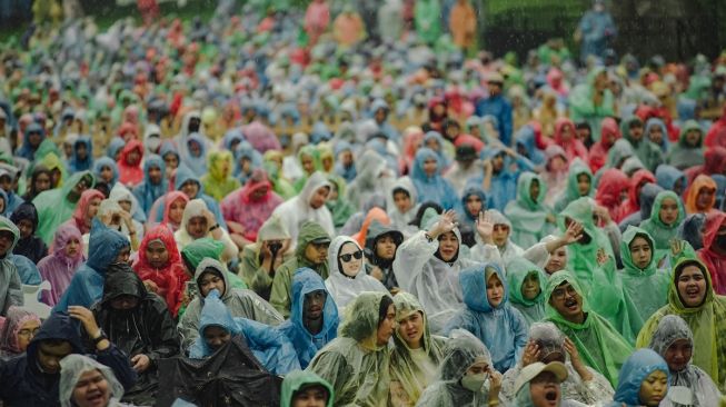 Ratusan penonton Festival Swaraya, yang berlangsung di Kebun Raya Bogor, 25 Juni 2022 dan menghadirkan musisi RAN, Raisa, Malik n D'Essential, Juicy Luicy. [dokumentasi pribadi]