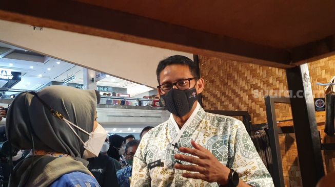 Menteri Pariwisata dan Ekonomi Kreatif (Menparekraf) Sandiaga Salahuddin Uno melihat produk UMKM di acara Apresiasi Kreasi Indonesia (AKI) 2022 yang digelar mal Plaza Ambarrukmo (Amplaz) Yogyakarta, Jumat (1/7/2022). - (SuaraJogja.id/Hiskia Andika)