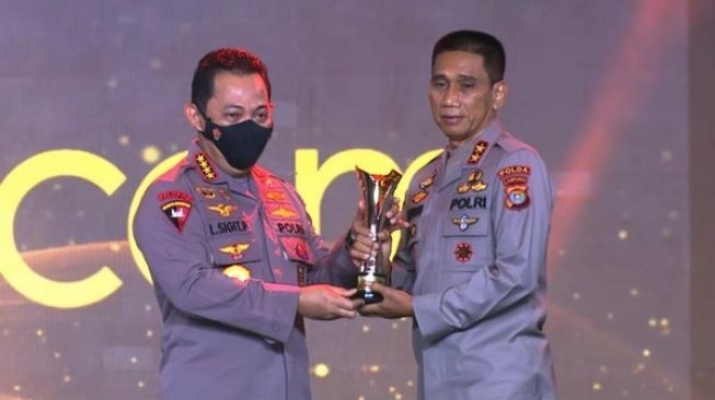 Dikenal Polisi Anti Suap dan Anti Nego, Kapolda Lampung Irjen Akhmad Wiyagus Terima Penghargaan Hoegeng Awards 2022