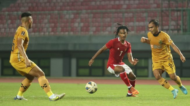 Penyerang timnas Indonesia U-19, Ronaldo Kwateh (tengah) coba melewati hadangan pemain Bhayangkara FC dalam laga uji coba di Stadion Patriot Candabhaga, Bekasi, Senin (27/6/2022).. [PSSI]