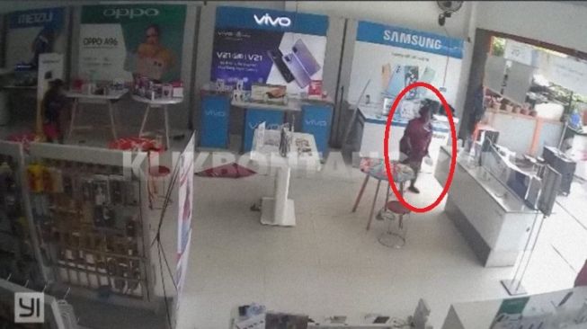 Tangkapan layar CCTV toko ponsel di Ahmad Yani saat ODGJ mengamuk. [KlikKaltim.com]
