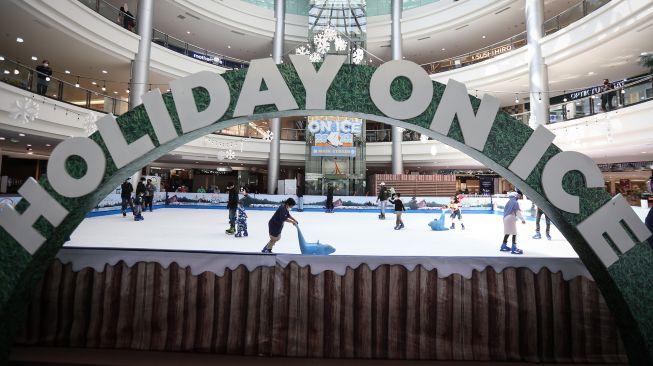 Sejumlah pengunjung bermain "ice skating" di Margocity, Depok, Jawa Barat, Sabtu (2/7/2022).  ANTARA FOTO/Asprilla Dwi Adha