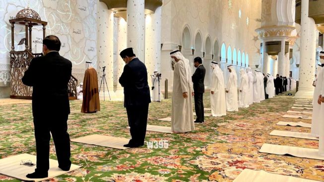 Presiden Joko Widodo dan Menteri Pertahanan (Menhan) Prabowo Subianto menunaikan ibadah salat Jumat bersama Presiden Uni Emirat Arab (UEA) Sheikh Mohamed bin Zayed (MBZ) bin Sultan Al Nahyan di Sheikh Zayed Grand Mosque di Abu Dhabi, Jumat (2/7/2022). (Dok. Pribadi Menhan Prabowo/W395)