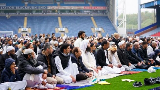 Mantab! Eks Juara Liga Inggris Izinkan Umat Muslim Salat Idul Adha di Stadion Milik Mereka, Hingga Sediakan Bus Gratis