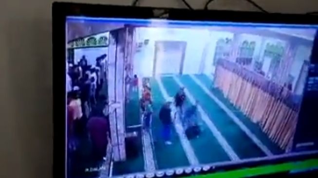 Viral Video Pria Marahi dan Dorong Anak-anak Salat di Masjid Hingga Terjatuh, Aksinya Tuai Kecaman