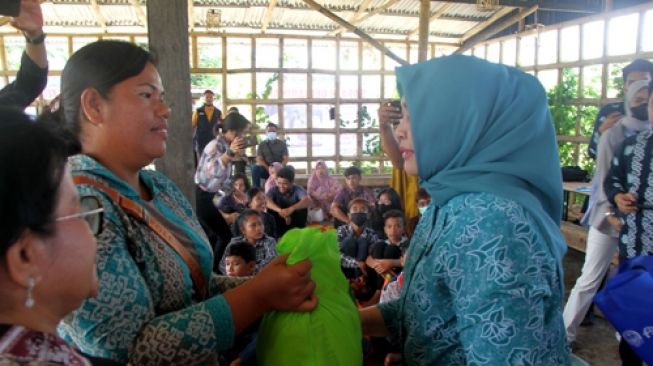 Berkunjung ke Simalungun, Nawal Lubis Berikan Ini ke Anak-anak Panti Asuhan