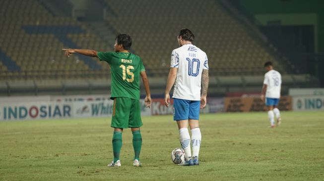 Gelandang Persib Bandung, Marc Klok (kanan) jelang mengambil tendangan bebas di laga kontra PSS Sleman pada perempat final Piala Presiden 2022 di Stadion Si Jalak Harupat, Bandung, Jumat (1/7/2022) malam WIB. [Piala Presiden 2022]