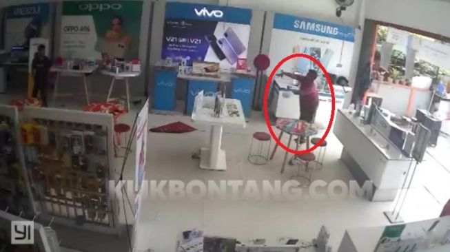 Tangkapan layar kamera CCTV di konter HP Jalan Ahmad Yani saat ODGJ mengamuk. [KlikKaltim.com]