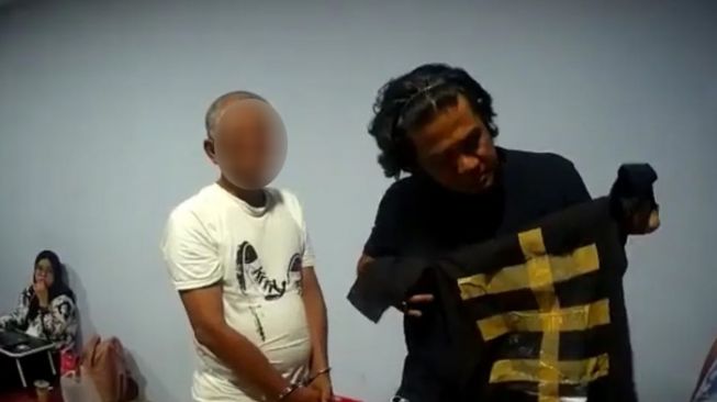 Selipkan Barang Ini di Pakaian untuk Dikirim ke Semarang, Ujang Ditangkap Polisi