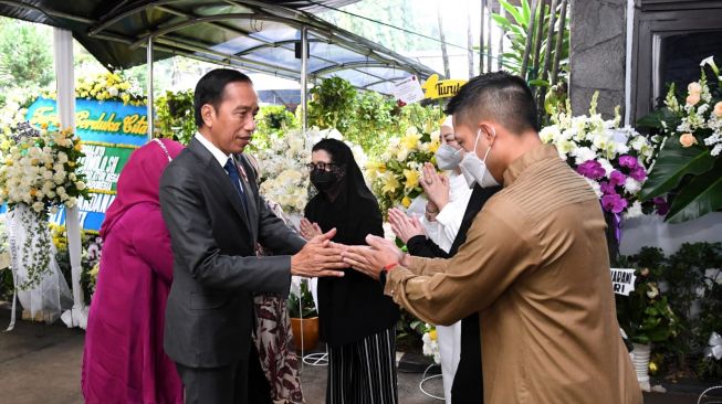 Tiba di Indonesia, Jokowi dan Iriana Takziah ke Rumah Duka Tjahjo Kumolo