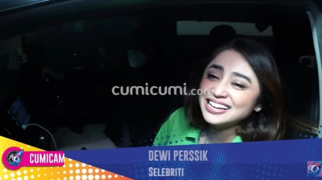 Selebriti, Dewi Perssik. [YouTube/Cumicumi.com]