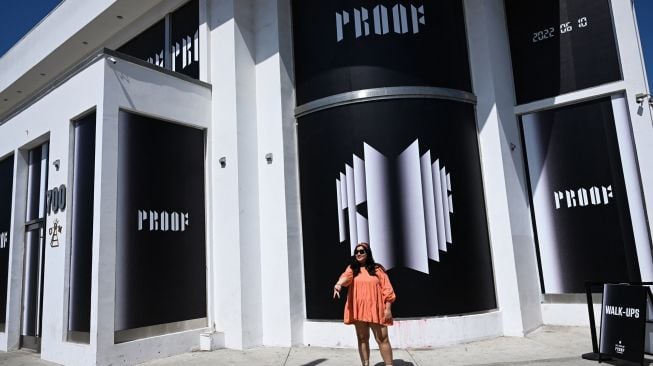 Seorang penggemar K-pop berpose di luar saat mereka mengunjungi toko pop-up BTS yang dibuat untuk mempromosikan album 'Proof' di Los Angeles, California, Amerika Serikat, Rabu (15/6/2022). [Patrick T. FALLON/AFP]