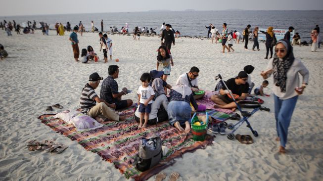 Objek Wisata Pantai Pasir Putih Kembali Dibuka