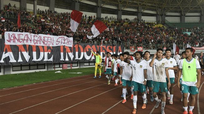 Pesepak Bola Timnas Indonesia U-19 menyapa penonton usai laga penyisihan Grup Piala AFF U19 2022 di Stadion Patriot Chandrabhaga, Bekasi, Jawa Barat, Sabtu (2/7/2022). [ANTARA FOTO/Aditya Pradana Putra/rwa]