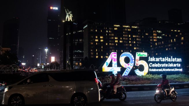 Suasana sebelum pelaksanaan Earth Hour di kawasan Bundaran HI, Jakarta, Sabtu (2/7/2022). [ANTARA FOTO/Muhammad Adimaja/rwa]
