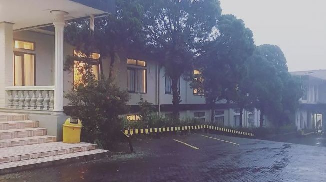 Potret Hotel Keluarga Tamara Bleszynski (Instagram/@hotelbukitindahpuncak)