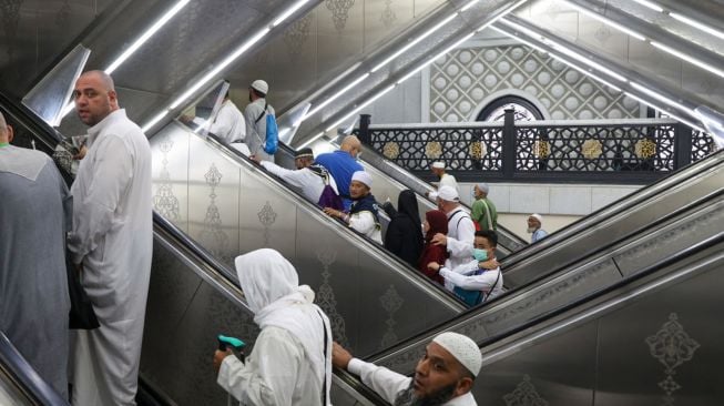 Umat Muslim tiba di Masjidil Haram, Makkah, Arab Saudi, Sabtu (2/7/2022). [AFP]
