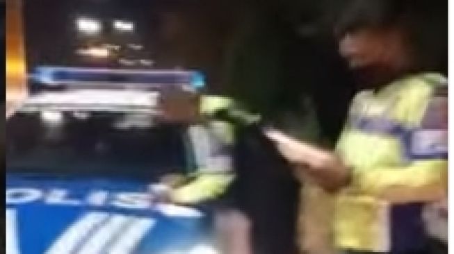 Geger Polisi Pegang Rokok Diduga Tilang Truk Bermasalah di Tol: Apa Video-video Bro?