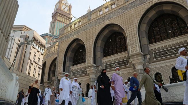 Umat Muslim berkumpul untuk berdoa di Masjidil Haram, Makkah, Arab Saudi, Sabtu (2/7/2022). [AFP]