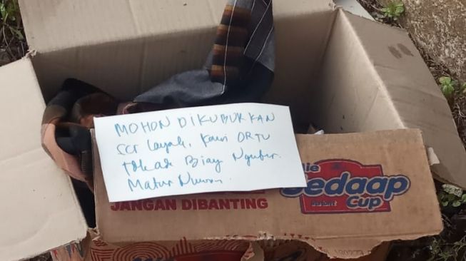 Jasad Bayi Perempuan Ditemukan di Kardus, Ada Pesan di Secarik Kertas: Mohon Dikuburkan Secara Layak, Kami Tak Ada Uang