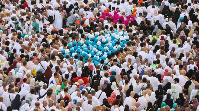 Umat Muslim tiba di Masjidil Haram, Makkah, Arab Saudi, Sabtu (2/7/2022). [AFP]