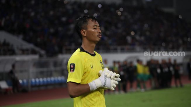 Kiper PSIS Semarang Aldhila Ray Erdondo saat pertandingan menghadapi Bhayangkara FC di Stadion Jatidiri Semarang Minggu (3/7/2022). [Suara.com/Budi Arista Romadhoni]