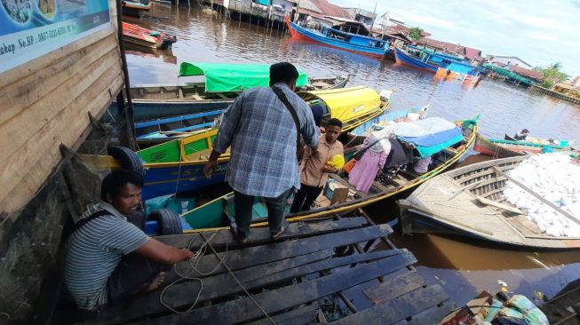 Melihat Lebih Dekat Motor Klotok Tambang, Moda Transportasi Andalan Masyarakat Pesisir di Kubu Raya