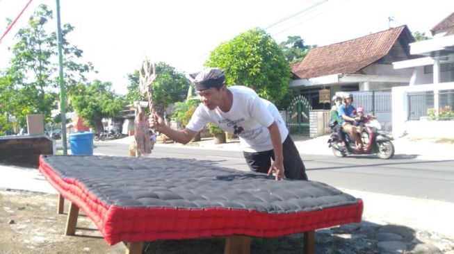 Tradisi Mepe Kasur Warga Kemiren Banyuwangi, Dipercaya Bikin Langgeng Hubungan Suami Istri