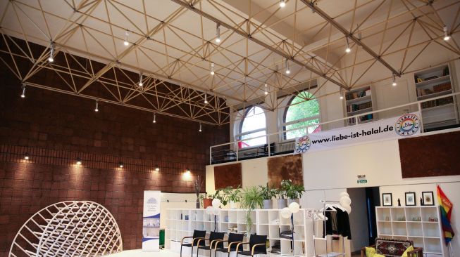 Tampak interior dalam masjid Ibnu Rusyd-Goethe yang mengibarkan bendera pelangi di dinding luar bangunannya di Berlin, Jerman, Jumat (1/7/2022). [Adam BERRY/AFP]
