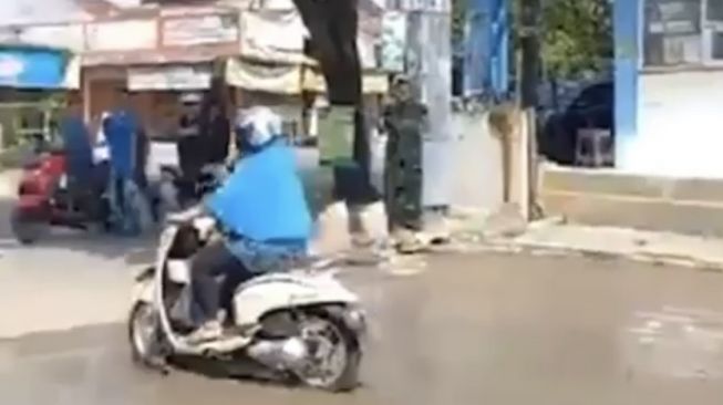 Viral, Tentara Menyerah Tanpa Syarat Melihat Emak-Emak Terobos Jalan yang Dicor, Netizen: Bukan Salah Ibunya