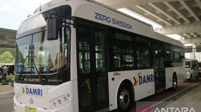 Bus listrik Damri akan segera mulai beroperasi. [Antara]